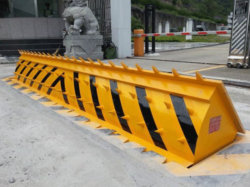 Hydraulic automatic road blocker