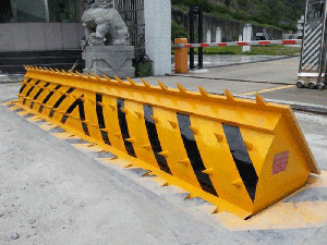 Hydraulic automatic road blocker